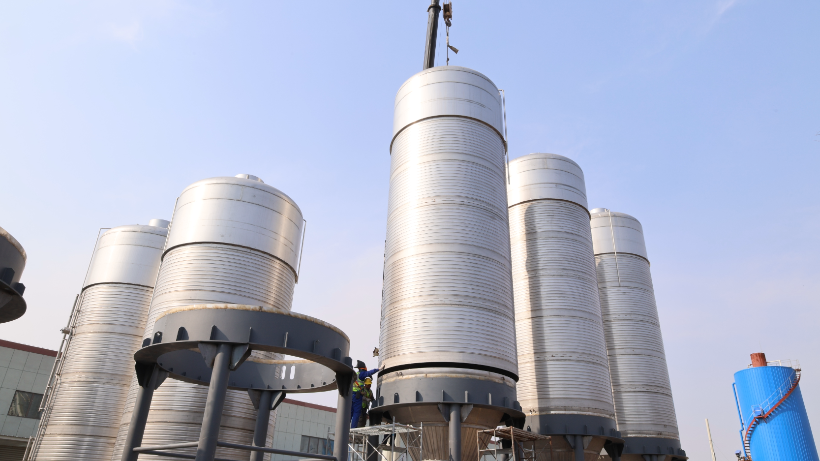 300噸級(jí)超大型啤酒發(fā)酵罐投產(chǎn)，打破國(guó)外